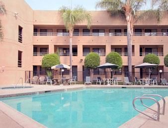 Imagen de la piscina del Hotel Travelodge By Wyndham Commerce Los Angeles Area. Foto 8