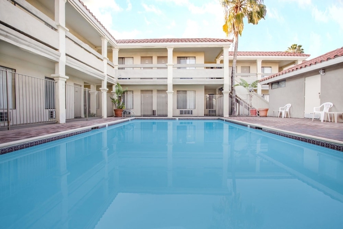 Imagen de la piscina del Hotel Travelodge By Wyndham Costa Mesa Newport Beach Hacienda. Foto 14