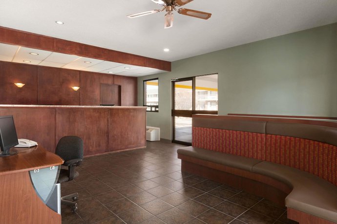 Imagen de los interiores del Hotel Travelodge By Wyndham Cranbrook. Foto 18