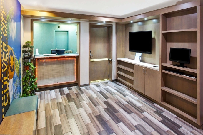 Imagen de los interiores del Hotel Travelodge By Wyndham Culver City. Foto 16