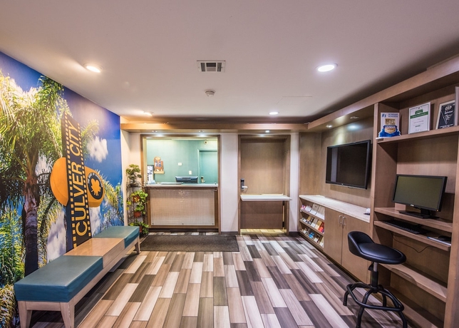 Imagen de los interiores del Hotel Travelodge By Wyndham Culver City. Foto 18