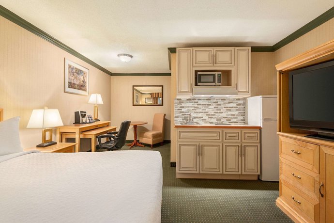 Imagen de la habitación del Hotel Travelodge By Wyndham Dawson Creek. Foto 7