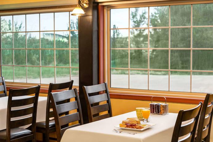 Imagen del bar/restaurante del Hotel Travelodge By Wyndham Dawson Creek. Foto 3