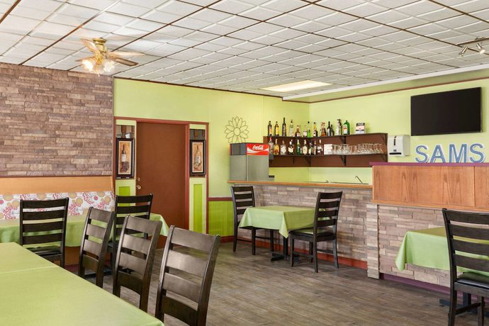 Imagen del bar/restaurante del Hotel Travelodge By Wyndham Dawson Creek. Foto 4