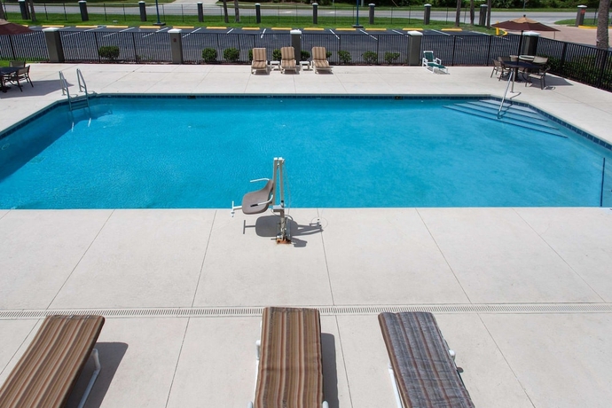Imagen de la piscina del Hotel Travelodge By Wyndham Deltona. Foto 17