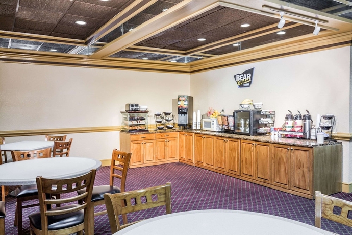 Imagen del bar/restaurante del Hotel Travelodge By Wyndham Deltona. Foto 2