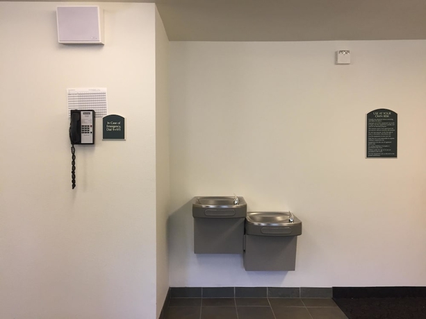 Imagen de los interiores del Hotel Travelodge By Wyndham Dunsmuir. Foto 17