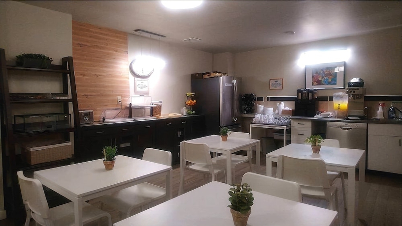 Imagen del bar/restaurante del Hotel Travelodge By Wyndham Edmonton East. Foto 2