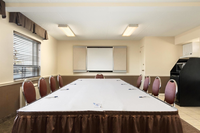 Imagen de los interiores del Hotel Travelodge By Wyndham Edmonton South. Foto 13