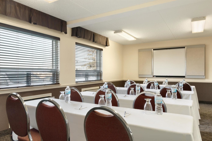 Imagen de los interiores del Hotel Travelodge By Wyndham Edmonton South. Foto 14