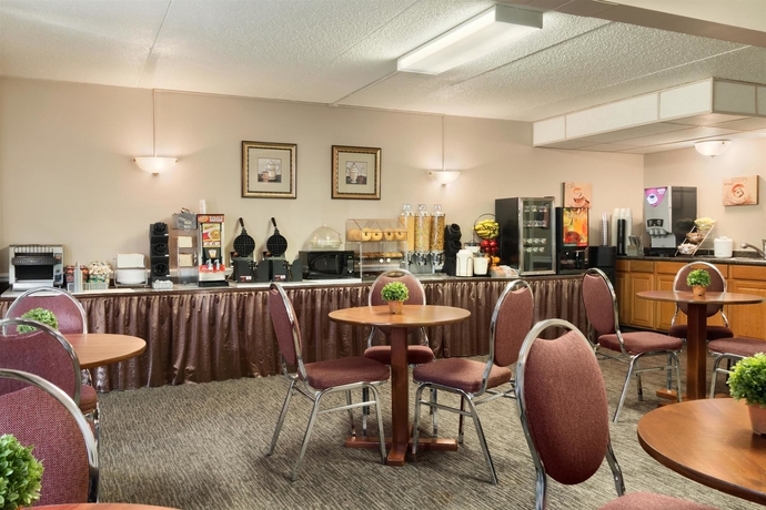 Imagen del bar/restaurante del Hotel Travelodge By Wyndham Edmonton South. Foto 4