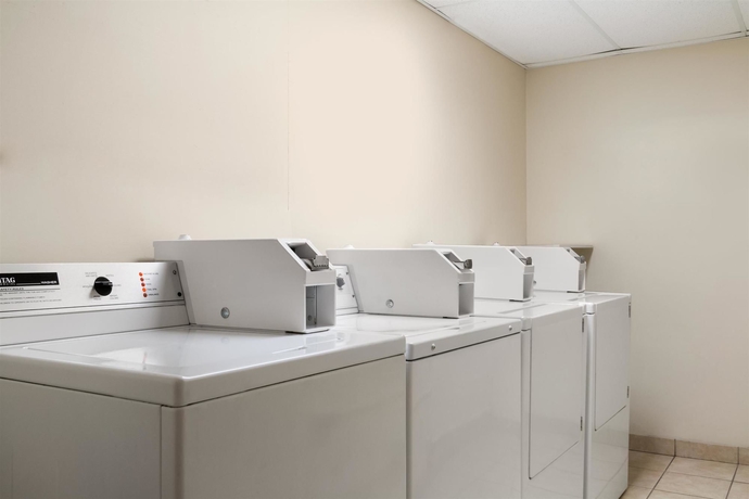 Imagen de los interiores del Hotel Travelodge By Wyndham Edmonton South. Foto 16