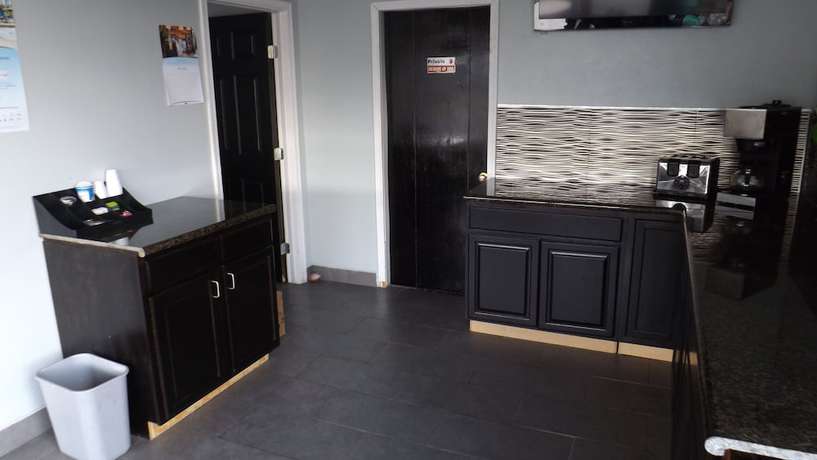 Imagen de los interiores del Hotel Travelodge By Wyndham Farmington. Foto 8