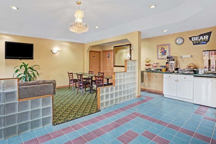 Imagen del bar/restaurante del Hotel Travelodge By Wyndham Forest Park Atlanta South. Foto 2