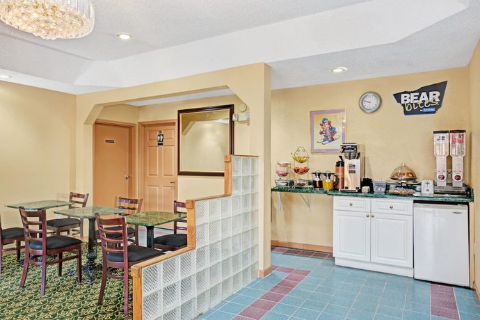 Imagen del bar/restaurante del Hotel Travelodge By Wyndham Forest Park Atlanta South. Foto 3