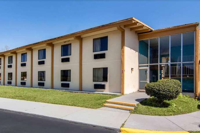 Imagen general del Hotel Travelodge By Wyndham Forsyth. Foto 1