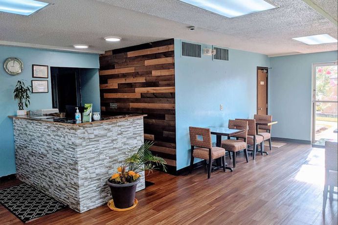 Imagen de los interiores del Hotel Travelodge By Wyndham Forsyth. Foto 16