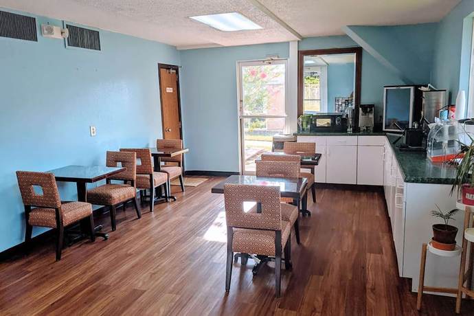 Imagen del bar/restaurante del Hotel Travelodge By Wyndham Forsyth. Foto 2