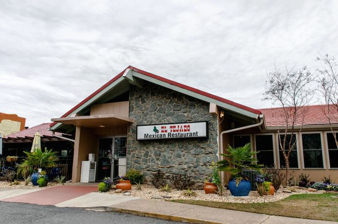 Imagen del bar/restaurante del Hotel Travelodge By Wyndham Forsyth. Foto 3