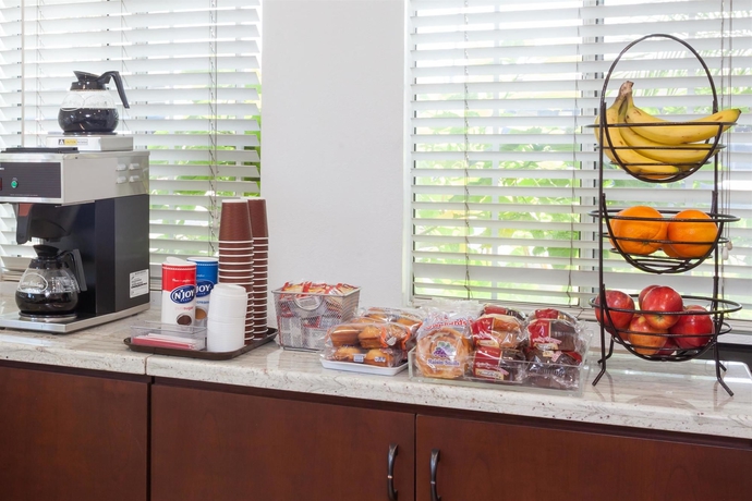 Imagen del bar/restaurante del Hotel Travelodge By Wyndham Fullerton Near Anaheim. Foto 2