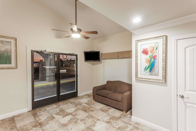 Imagen de los interiores del Hotel Travelodge By Wyndham Hemet Ca. Foto 12