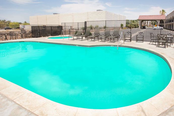 Imagen de la piscina del Hotel Travelodge By Wyndham Indio. Foto 10