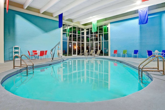 Imagen de la piscina del Hotel Travelodge By Wyndham Iowa City. Foto 12