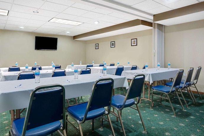 Imagen de los interiores del Hotel Travelodge By Wyndham Iowa City. Foto 11