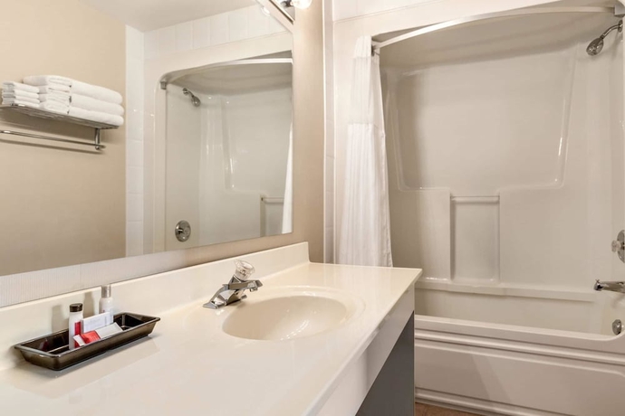 Imagen de la habitación del Hotel Travelodge By Wyndham Kingston Lasalle. Foto 7