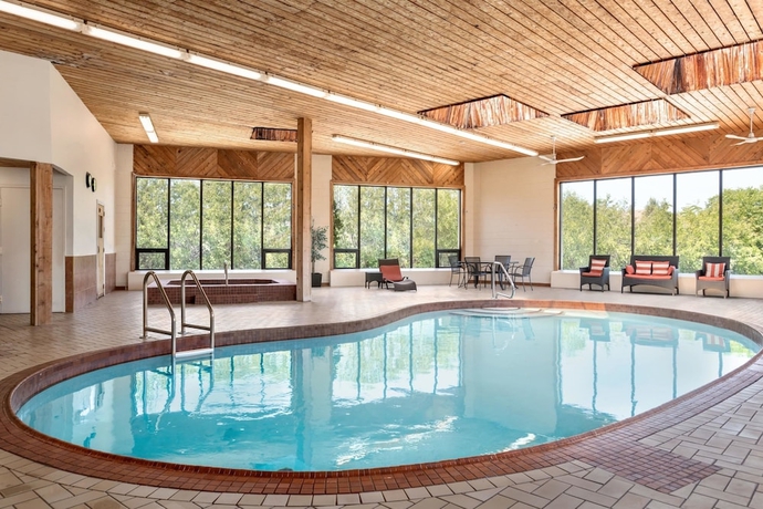 Imagen de la piscina del Hotel Travelodge By Wyndham Kingston Lasalle. Foto 18