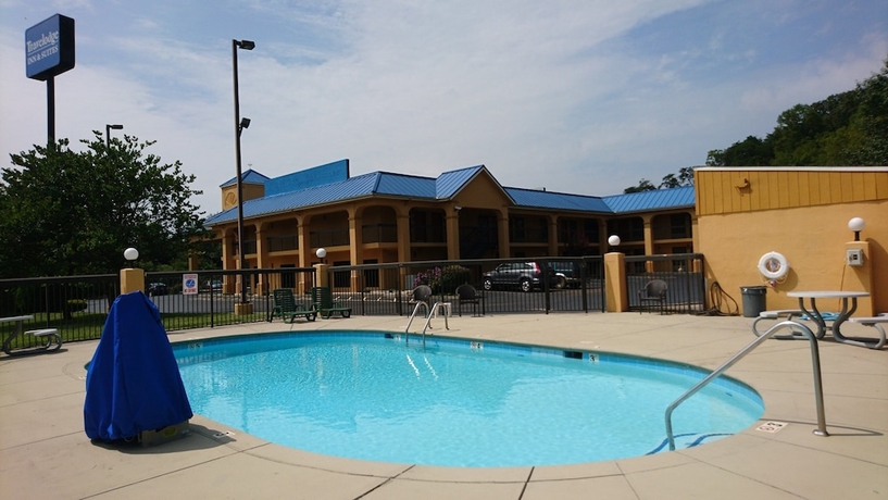 Imagen de la piscina del Hotel Travelodge By Wyndham Knoxville East. Foto 19