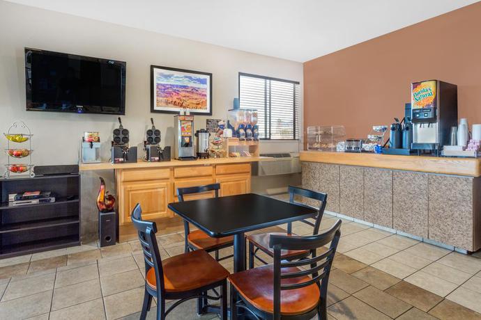 Imagen del bar/restaurante del Hotel Travelodge By Wyndham Lake Havasu. Foto 2