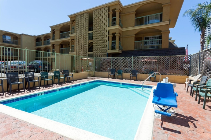Imagen de la piscina del Hotel Travelodge By Wyndham Long Beach Convention Center. Foto 14