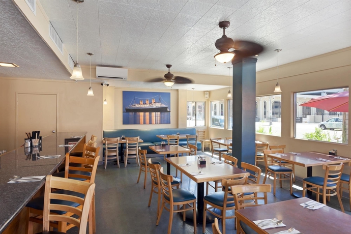 Imagen del bar/restaurante del Hotel Travelodge By Wyndham Long Beach Convention Center. Foto 3