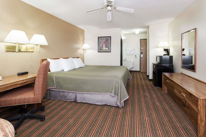 Imagen de la habitación del Hotel Travelodge By Wyndham Longmont. Foto 2
