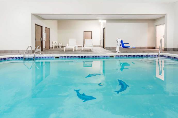 Imagen de la piscina del Hotel Travelodge By Wyndham Longmont. Foto 12