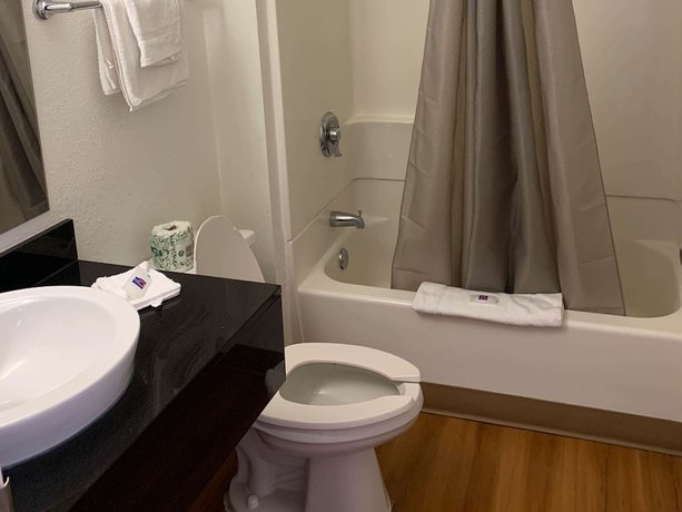 Imagen de la habitación del Hotel Travelodge By Wyndham Madison Heights Mi. Foto 11