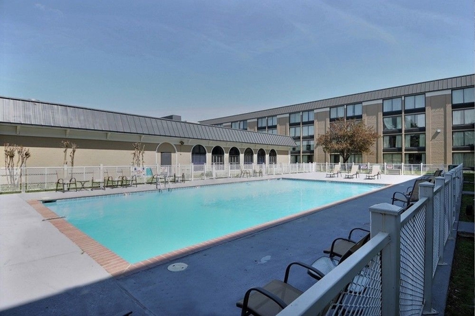 Imagen de la piscina del Hotel Travelodge By Wyndham Memphis Airport/graceland. Foto 16