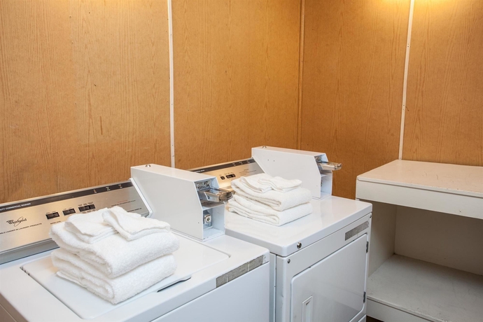 Imagen de los interiores del Hotel Travelodge By Wyndham Monterey Bay. Foto 8