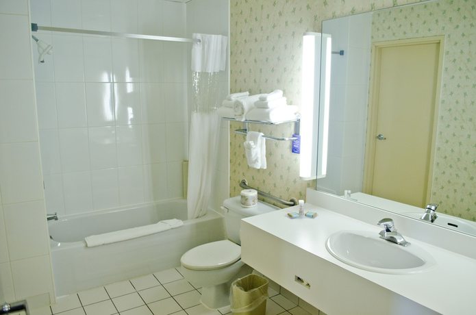 Imagen de la habitación del Hotel Travelodge By Wyndham Montreal Airport. Foto 10