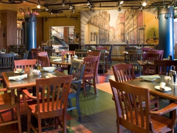 Imagen del bar/restaurante del Hotel Travelodge By Wyndham Montreal Airport. Foto 4