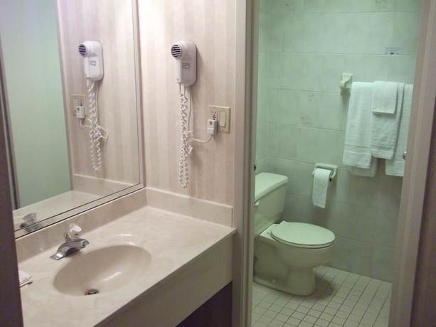 Imagen de la habitación del Hotel Travelodge By Wyndham Niagara Falls Lundys Lane. Foto 2