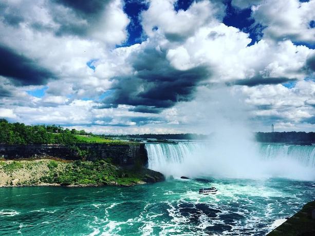 Imagen de la piscina del Hotel Travelodge By Wyndham Niagara Falls Lundys Lane. Foto 12