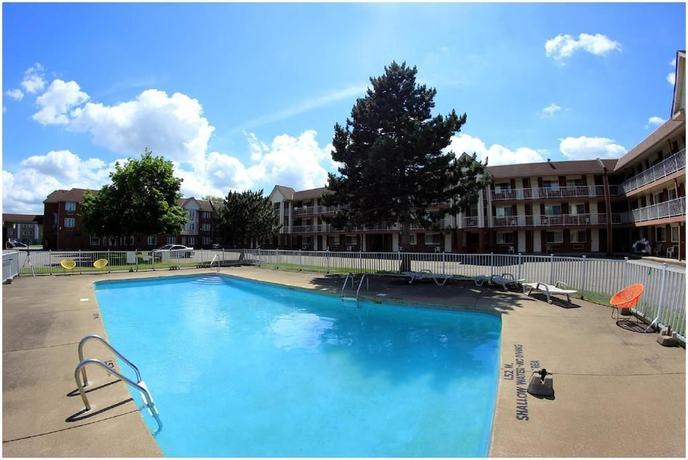 Imagen de la piscina del Hotel Travelodge By Wyndham Niagara Falls Lundys Lane. Foto 13