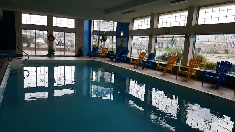 Imagen de la piscina del Hotel Travelodge By Wyndham Niagara Falls Lundys Lane. Foto 14