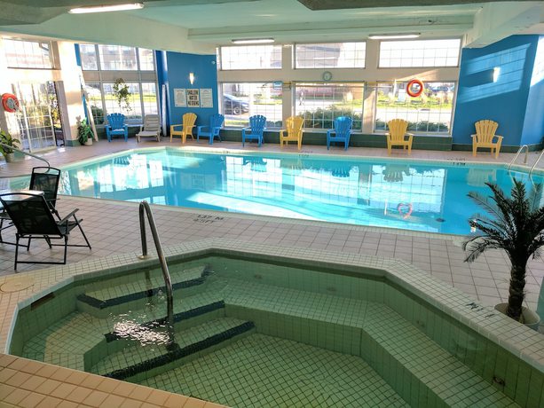 Imagen de la piscina del Hotel Travelodge By Wyndham Niagara Falls Lundys Lane. Foto 15