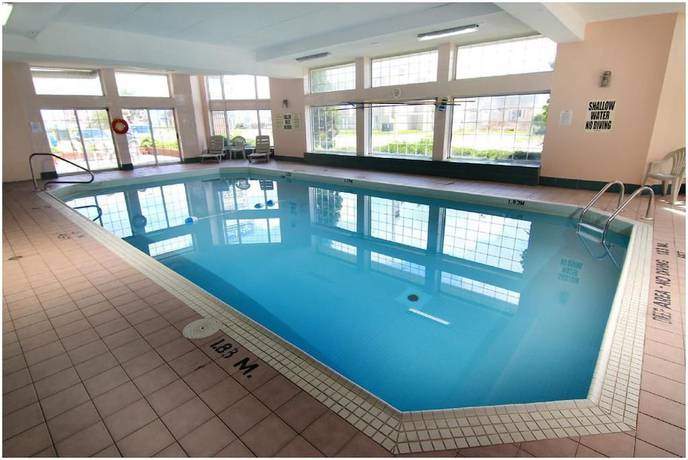 Imagen de la piscina del Hotel Travelodge By Wyndham Niagara Falls Lundys Lane. Foto 16