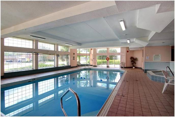 Imagen de la piscina del Hotel Travelodge By Wyndham Niagara Falls Lundys Lane. Foto 17