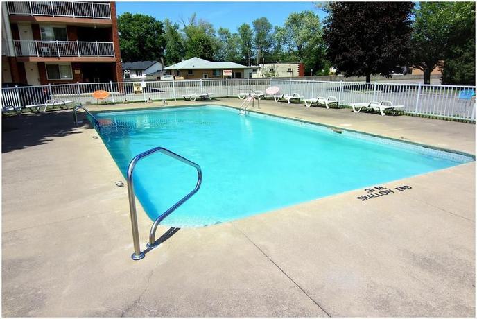 Imagen de la piscina del Hotel Travelodge By Wyndham Niagara Falls Lundys Lane. Foto 18