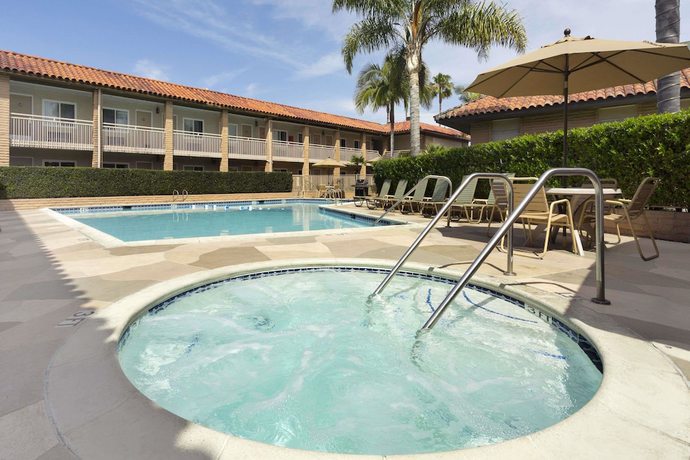 Imagen de la piscina del Hotel Travelodge By Wyndham Orange County Airport/ Costa Mesa. Foto 20